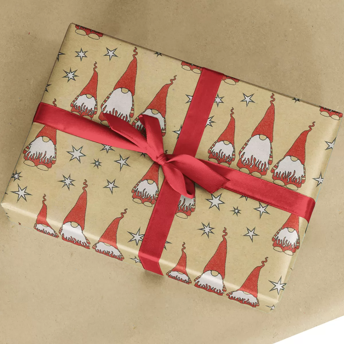 Shop DecoWoerner Recyceltes Kraftpapier Mit Roten Wichteln & Weißen Sternen – 50 M Geschenkpapier-Rolle braun