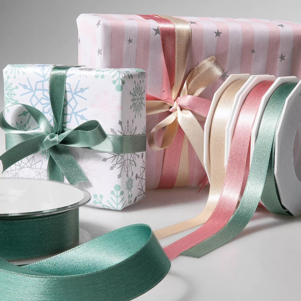 Clearance DecoWoerner es Kraftpapier Mit Schneeflocken In Hellblau, Rosa, Silber & Mint – 50 M Geschenkpapier-Rolle weiß