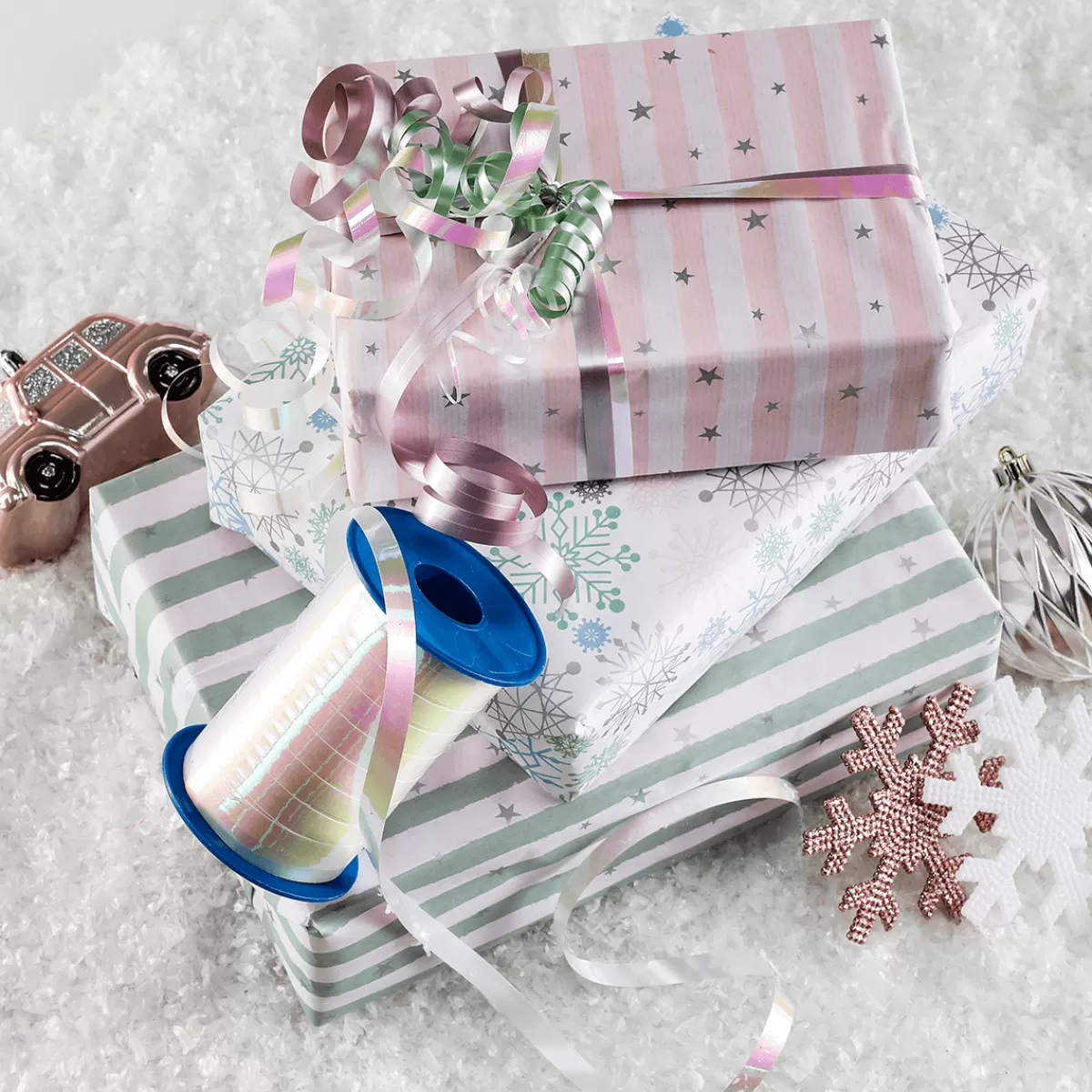 Clearance DecoWoerner es Kraftpapier Mit Schneeflocken In Hellblau, Rosa, Silber & Mint – 50 M Geschenkpapier-Rolle weiß