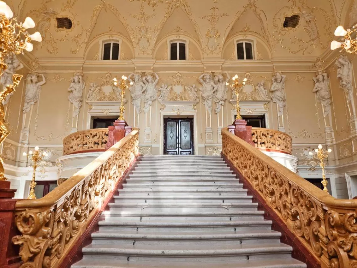 Flash Sale DecoWoerner XXL-Planenbanner "Schlosstreppe" Aus Schwer Entflammbarer LKW-Plane 300 X 400 Cm gold